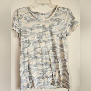 GAP Gray and Cream Camo Women's Tee